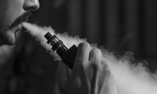 Uso de cigarros eletrônicos entre jovens acende alerta para riscos à saúde